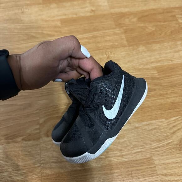 Nike Kyrie 3 Basketball shoes - Picture 3 of 5